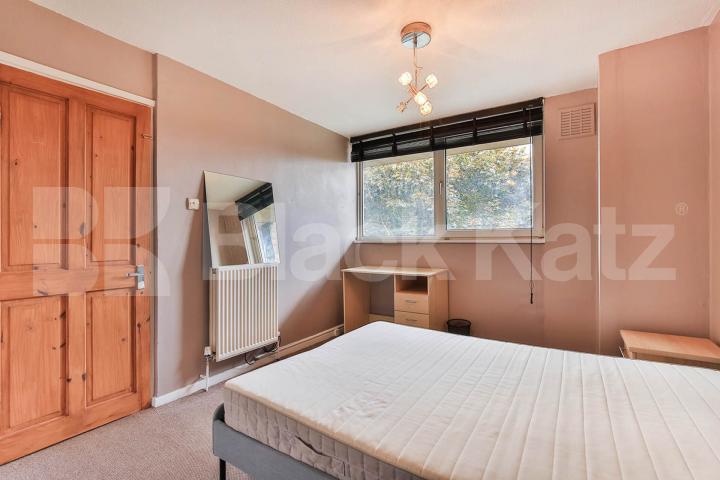 Spacious 3 bedroom property split over 2 floors minutes to Old Street Ironmonger Row , Old Street - Shoreditch